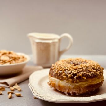 Donut z posypką orzechową (4 szt.)