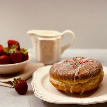 Mega pączki z nadzieniem truskawkowym (4 szt.) 3 op.