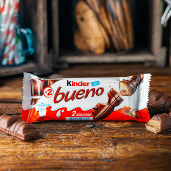 Kinder Bueno Wafel w mlecznej czekoladzie wypełniony mleczno-orzechowym nadzieniem 43g 6 szt.
