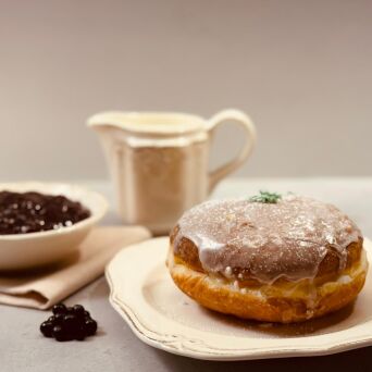 Mega pączki z nadzieniem czarnej porzeczki (4 szt.)